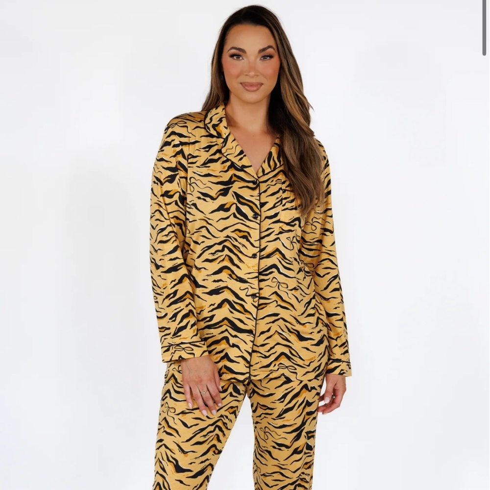 In my Sundays tiger bow. XS